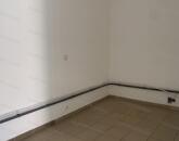 Szolnokon a Tófenék úton 30 m2-es üzlethelyiség kiadó