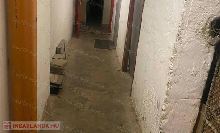 Szolnokon a Malom utcában 9 m2-s pince rekesz eladó!