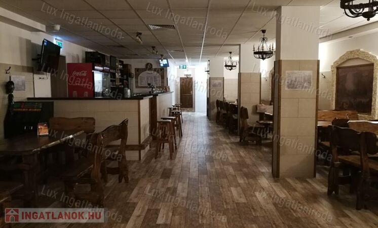 Üzlethelyiség kiadó Komárom központjában, 391 m², sokféle funkcióval.