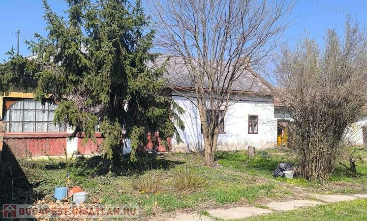 Cibakháza központjában felújítandó családi ház nagy portával eladó                                 