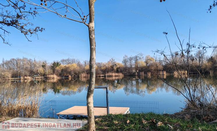 Szolnokon a Kertvárosban közvetlen vízparti ikerházrész eladó!                                 