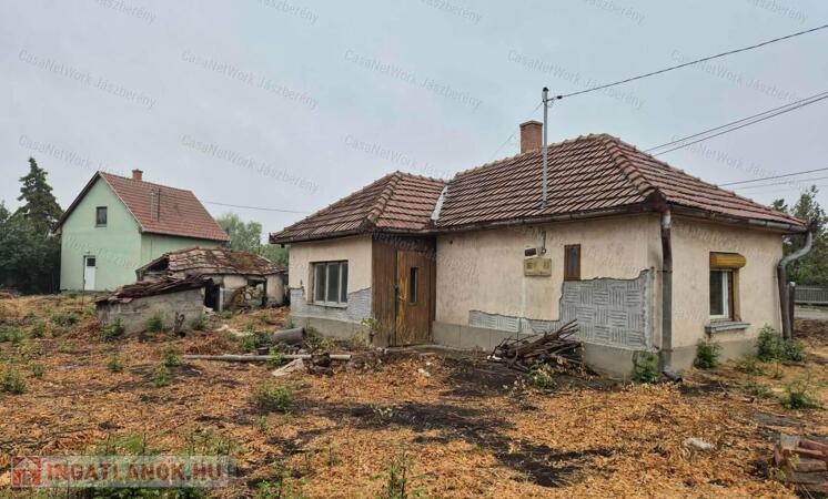 Jászárokszálláson erősen felújítandó családi ház eladó!