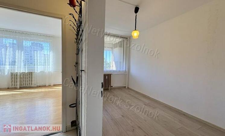 Eladó Szolnok belvárosában Ady E. úton egy 49 m2-es két szobás lakás.