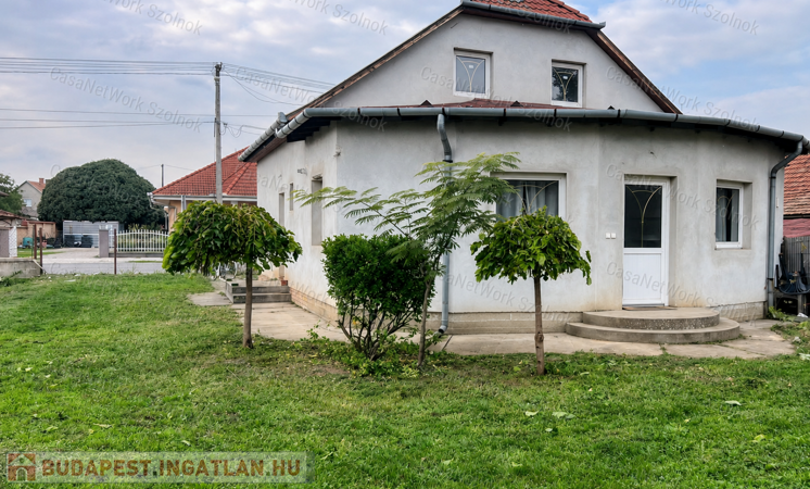 Tiszaföldváron Fő út  melletti 3 szoba + nappalis Családi ház Eladó                                 