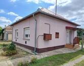 Eladó Martfűn egy 55m2-es központhoz közeli családi ház.