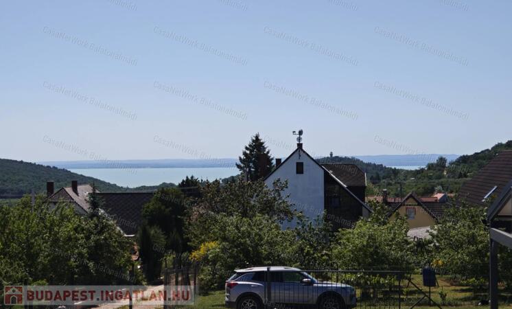 Balatoni panorámás korszerű családi ház eladó Felsőörsön                                 