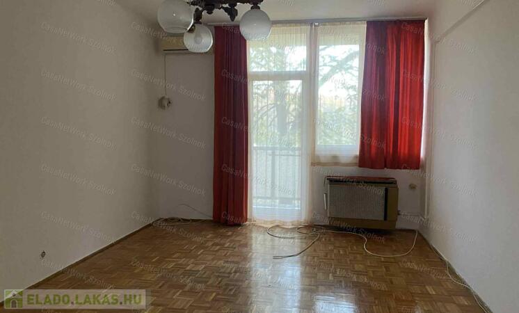 Szolnokon a Várkonyi téren 1 emeleti 2 szobás lakás eladó!                                 