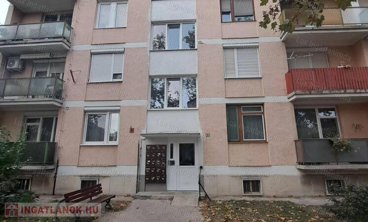 Oroszlány Rákóczi Ferenc úton eladó 4. emeleti  nagy erkélyes lakás!