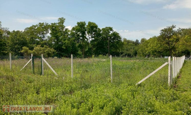 Balatonfőkajári belterületi közművesített telek eladó