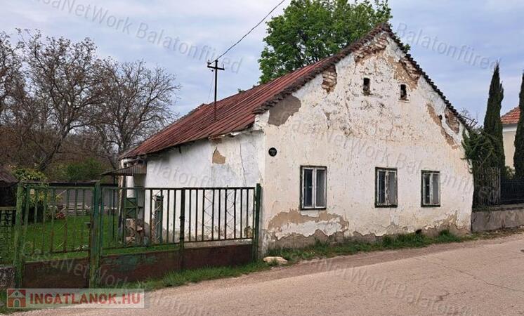 1900-ból felújításra váró parasztház KÁPTALANTÓTIBAN eladó