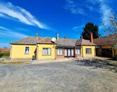 Sok lehetőség, kiváló lokációban - eladó CSALÁDI HÁZ KÁPTALANTÓTIBAN