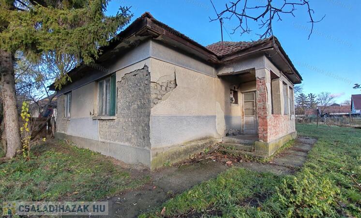 Boconád központjában, békés környezetben családi ház eladó                                 