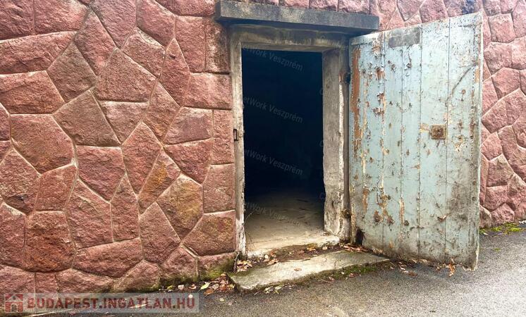 Eladó műhely/tároló Balatonfűzfőn                                 