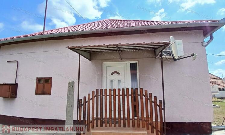Eladó Martfűn egy 55m2-es központhoz közeli családi ház.                                 