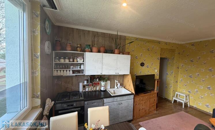 Eladó Tatabánya Kertvárosban kertkapcsolatos, földszinti lakás                                 