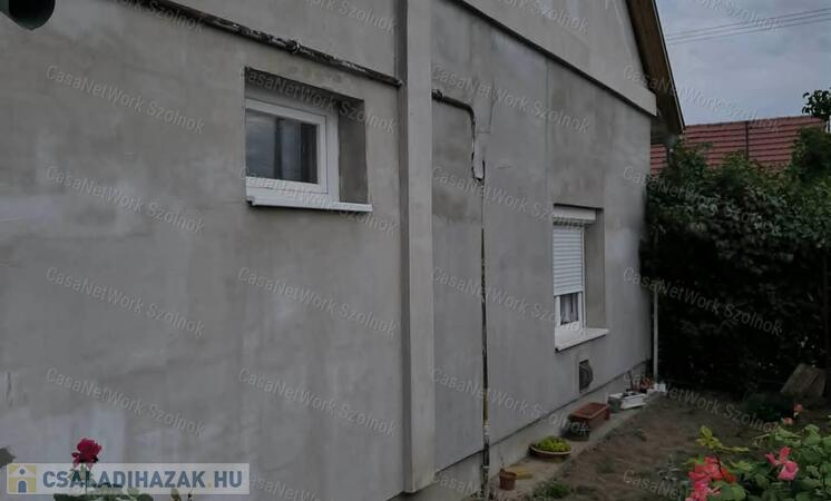 Tiszaföldváron a Kőrösi Csoma Sándor úton felújított családi ház eladó                                 