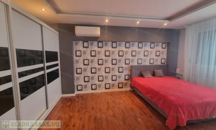 Cegléden felújított, liftes, 2 szobás panellakás eladó!                                 