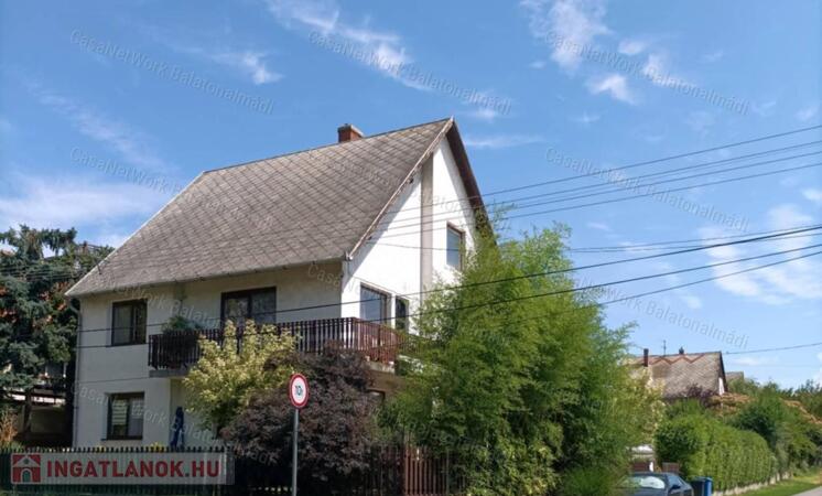 Eladó településközponti, kivételes adottságú családi ház Alsóörsön