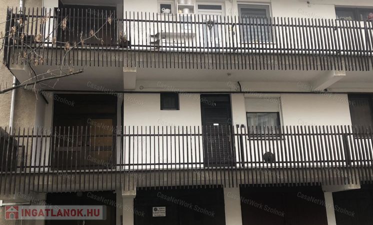 ELADÓ Szolnok belvárosi 4+2 félszobás belső kétszintes lakás garázzsal