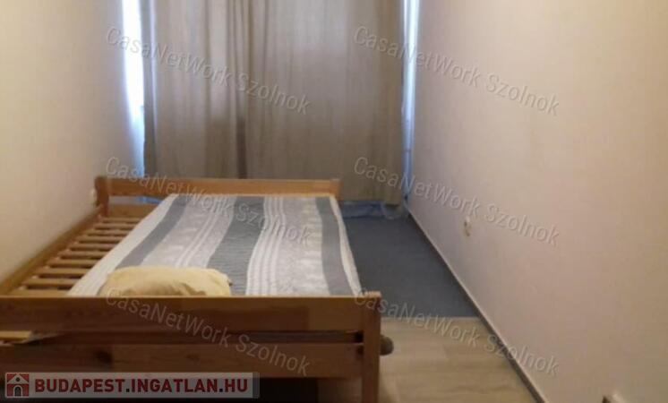 Szolnokon a Bajcsy Zs úton 2 szobás lakás kiadó!                                 