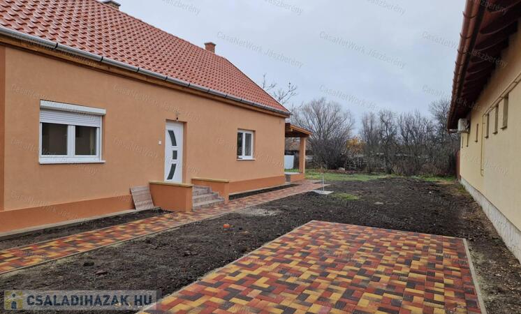 Jászárokszálláson felújított, 79 nm-es, 3 szobás családi ház eladó                                 