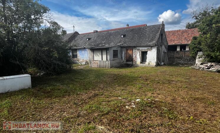 Eladó felújítandó családi ház Nemesgulácson!