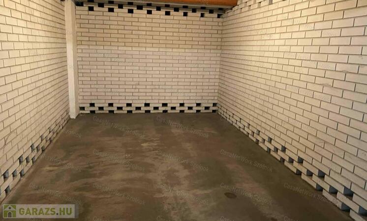 Szolnokon a Tófenék úton garázs kiadó!                                 