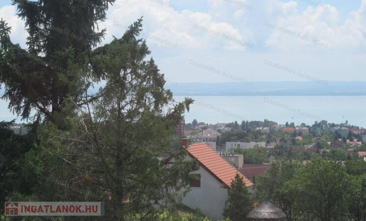 Panorámás, beleszeretős nyaraló Balatonfüreden