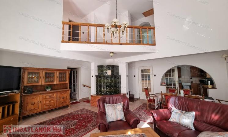 Balatonalmádiban belvárosi családi ház eladó!