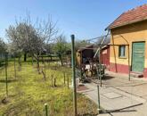 Szolnokon kádár kocka típusú jó állapotú két szobás családi ház eladó