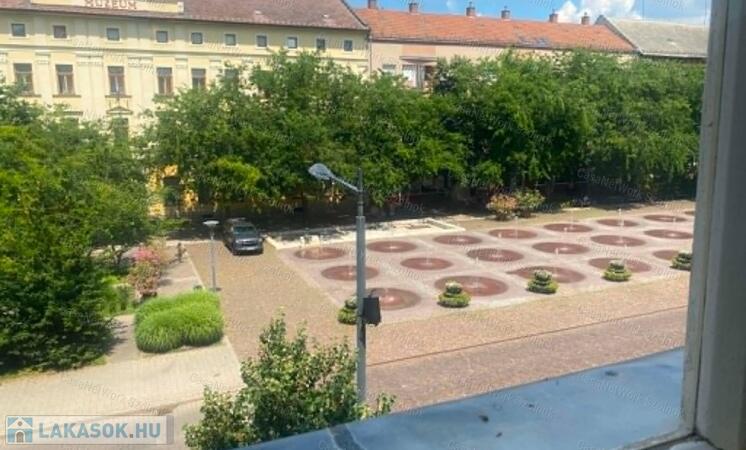 Szolnokon a Kossuth téren 1 szobás lakás eladó!                                 