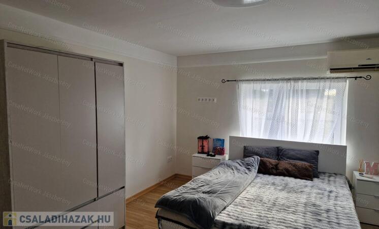 Nagy fügeden, a főút mellett, felújított, 1 szobás családi ház eladó                                 