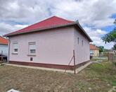 Eladó Martfűn egy 55m2-es központhoz közeli családi ház.