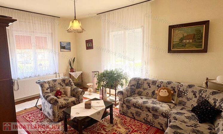 Újszász központjában eladó családi ház!