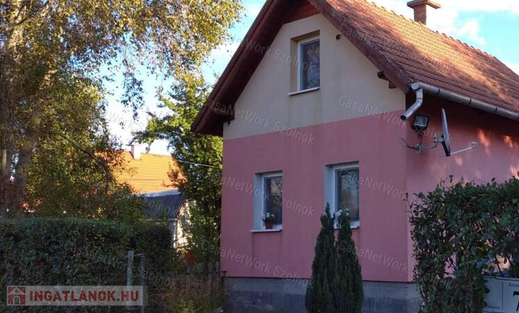 Cibakházán eladó tégla építésű nyaraló!