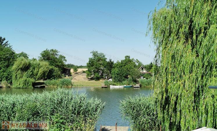 Dinnyelaposi-üdülősoron kétszintes, téglaépítésű, jó állapotú nyaraló                                 