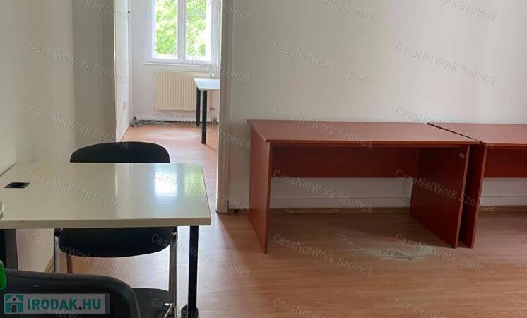 Szolnokon a József A. úton 36 m2-es  irodahelyiség kiaó                                 