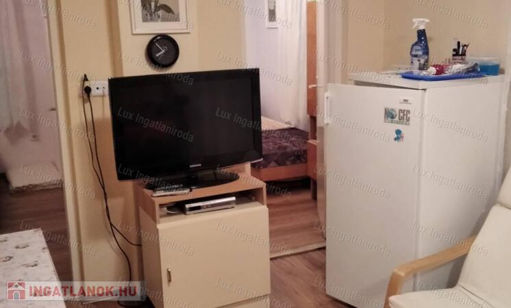 Eladó nyaraló a Balatonnál – közel a strandhoz!