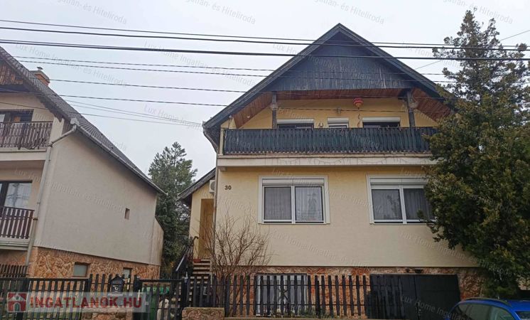Oroszlány, Borbálán eladó 2 generációs felújított családi ház
