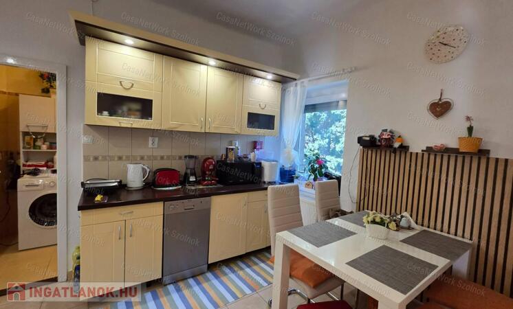 69m2-es, 3 szobás polgári téglalakás remek udvari lehetőségekkel