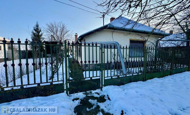 Szarvas külterületén, a Siratói-Szőlőkben eladó egy 70 nm-es tanya                                 