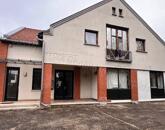 Csendes helyen, zárt parkolóval