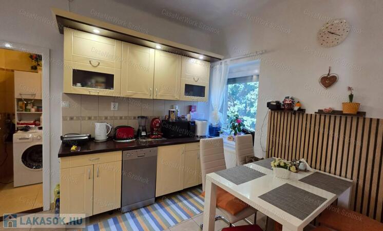 69m2-es, 3 szobás polgári téglalakás remek udvari lehetőségekkel                                 