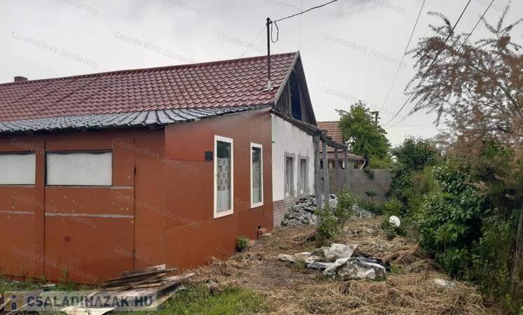 Tarnaszentmiklóson erősen felújítandó, 2 szobás családi ház eladó                                 
