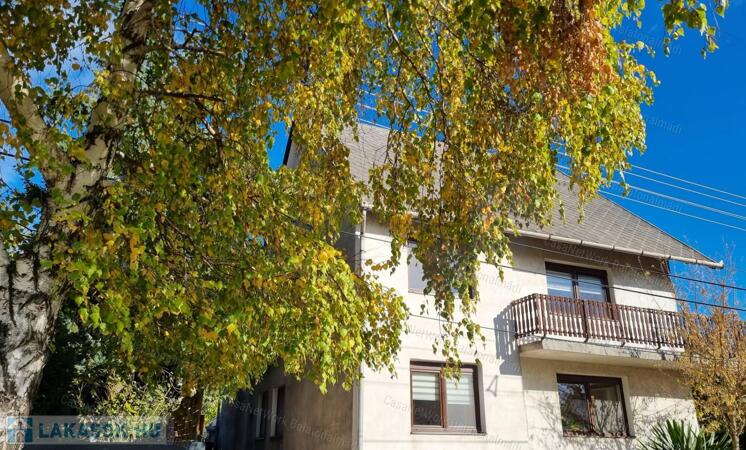 Eladó kertkapcsolatos első emeleti lakás Alsóörsön                                 