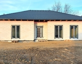 Eladó családi ház Nyúl 98 600 000 Ft