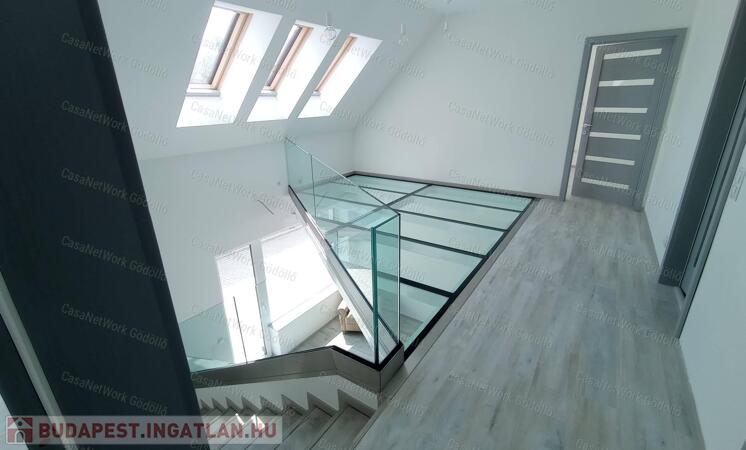 Újszerű, nívós családi házban a központban                                 