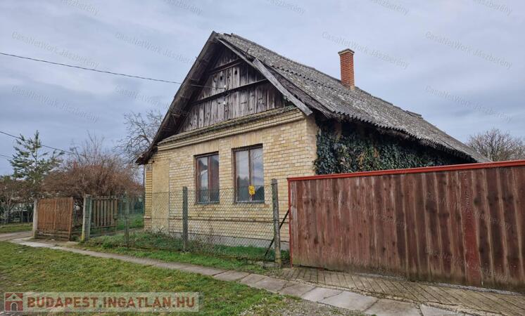 Jászdózsán erősen felújítandó 54 nm-es, 2 szobás családi ház eladó!                                 