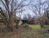 Két utcára nyíló telek két épülettel eladó Cegléden!