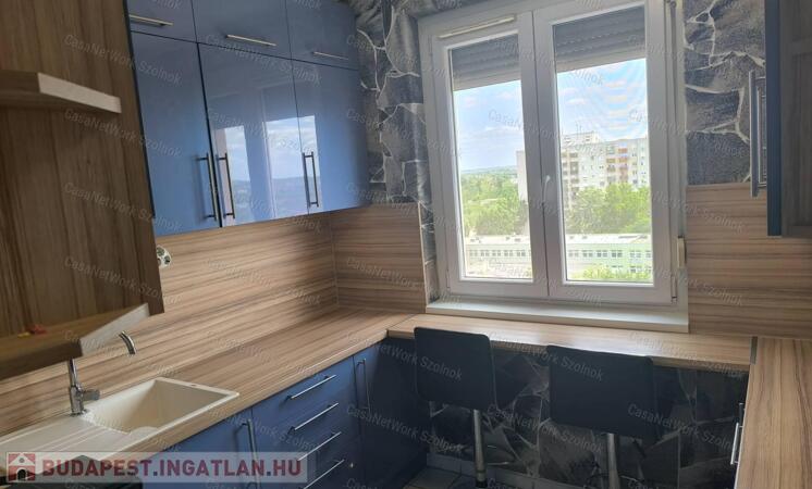 Szolnokon a Széchenyi városrészben 49 m2-es felújított lakás eladó!                                 